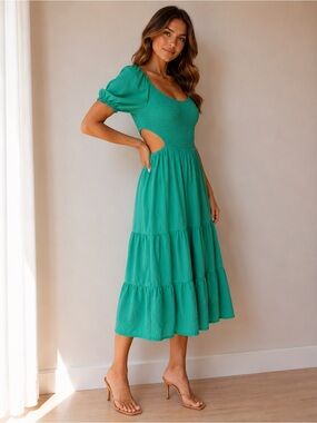 BaeVely Kelly Green Smocked Puff Sleeve Midi Dress - Size Medium